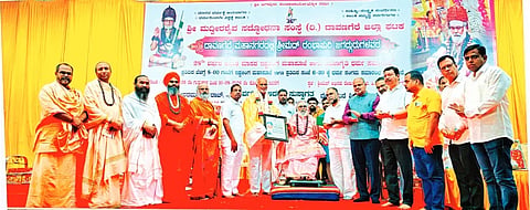 ಆಷಾಢ ಮಾಸದ ಜನಜಾಗೃತಿ ಧರ್ಮ ಸಮಾರಂಭದಲ್ಲಿ ರಂಭಾಪುರಿ ಪೀಠದ ಶ್ರೀಗಳು ಸಂತೇಬೆನ್ನೂರಿನ ಉದ್ಯಮಿ ಜಾವಿದ್‌ಸಾಬ್ ಅವರಿಗೆ ವ್ಯವಹಾರ ಕಲಾ ಕೌಶಲ ಪ್ರಶಸ್ತಿ ನೀಡಿದರು. ಡಾ. ನಾಲ್ವಡಿ ಶಾಂತಲಿಂಗ ಶಿವಾಚಾರ್ಯರು, ಓಂಕಾರ ಶ್ರೀಗಳು, ಶಿವಯೋಗಿ ಶ್ರೀಗಳು, ಎಚ್.ಎಸ್.ನಾಗರಾಜ್,  ಡಾ.ಬಿ.ಇ. ರಂಗಸ್ವಾಮಿ, ದೇವರಮನೆ ಶಿವಕುಮಾರ್ ಇತರರಿದ್ದರು. 