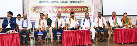 ಡಿಸಿಸಿ ಬ್ಯಾಂಕಿನ ಅಧಿಕಾರಿ- ಸಿಬ್ಬಂದಿಗೆ ದಾವಣಗೆರೆಯಲ್ಲಿ ಹಮ್ಮಿಕೊಂಡಿದ್ದ, ವಿಶೇಷ ಕಾರ್ಯದಕ್ಷತೆ ತರಬೇತಿ ಶಿಬಿರದ ಉದ್ಘಾಟನಾ ಕಾರ್ಯಕ್ರಮದಲ್ಲಿ ಕರ್ನಾಟಕ ಸಹಕಾರ ಮಾರಾಟ ಮಹಾಮಂಡಳದ ನಿರ್ದೇಶಕ ಡಾ.ಜೆ.ಆರ್ ಷಣ್ಮುಖಪ್ಪ,  ಕೆ.ಎಚ್. ಷಣ್ಮುಖಪ್ಪ, ಸಿರಿಗೆರೆ ರಾಜಣ್ಣ, ಶೈಲಜಾ ಆರ್. ಚವ್ಹಾಣ್, ಎಲ್.ರುದ್ರನಾಯ್ಕ, ಎಚ್.ಕೆ ಪಾಲಾಕ್ಷಪ್ಪ, ಆರ್. ವೆಂಕಟಸ್ವಾಮಿ, ಎ.ಎಚ್. ಸಾಗರ್, ಕೆ.ಜೆ. ಸುರೇಶ್ ಇದ್ದರು. 