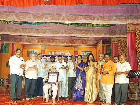 ರಾಜ್ಯ ವೃತ್ತಿ ರಂಗಭೂಮಿ ಕಲಾವಿದರ ಸಂಘದಿಂದ ಭಾನುವಾರ ಹಮ್ಮಿಕೊಂಡಿದ್ದ ‘ರಂಗದಂಗಳದಲ್ಲಿ ತಿಂಗಳ ಪ್ರತಿಭೆ’ ಸರಣಿ ಸಂವಾದ ಕಾರ್ಯಕ್ರಮದಲ್ಲಿ ಚಿತ್ರ ನಿರ್ದೇಶಕ ಚಿಂದೋಡಿ ಬಂಗಾರೇಶ್ ಅವರನ್ನು ಗೌರವಿಸಲಾಯಿತು. ವಾಸುದೇವ ಎಸ್.ರಾಯ್ಕರ್,  ಮಹೇಶ್ವರಪ್ಪ ದೊಡ್ಡಮನಿ, ಎ.ಭದ್ರಪ್ಪ, ಚಿಂದೋಡಿ ಚಂದ್ರಧರ, ಚಿಂದೋಡಿ ಮಧುಕೇಶ್, ಪಾಪು ಕಲ್ಲೂರ ಇತರರಿದ್ದರು. 