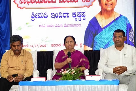 ಕನ್ನಡ ಮತ್ತು ಸಂಸ್ಕೃತಿ ಇಲಾಖೆ ವತಿಯಿಂದ ದಾವಣಗೆರೆಯಲ್ಲಿ ಶನಿವಾರ ಹಮ್ಮಿಕೊಂಡಿದ್ದ ‘ಸಾಧಕರೊಂದಿಗೆ ಸಂವಾದ’ದಲ್ಲಿ ಸಾಹಿತಿ ಇಂದಿರಾ ಕೃಷ್ಣಪ್ಪ ಮಾತನಾಡಿದರು. ಇಲಾಖೆ ಜಂಟಿ ನಿರ್ದೇಶಕ ಅಶೋಕ್ ಚಲವಾದಿ, ಸಹಾಯಕ ನಿರ್ದೇಶಕ ರವಿಚಂದ್ರ ಇದ್ದರು. 