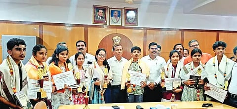 ದಾವಣಗೆರೆ ಜಿಲ್ಲಾಧಿಕಾರಿ ಕಚೇರಿ ಸಭಾಂಗಣದಲ್ಲಿ ಸೋಮವಾರ, ಎಸ್ಸೆಸ್ಸೆಲ್ಸಿ ಪರೀಕ್ಷೆಯ ಆಯ್ದ ಪ್ರತಿಭಾನ್ವಿತರನ್ನು ಸನ್ಮಾನಿಸಲಾಯಿತು. ಜಿಲ್ಲಾಧಿಕಾರಿ ಜಿ.ಎಂ.ಗಂಗಾಧರಸ್ವಾಮಿ, ಜಿಪಂ ಸಿಇಒ ಗಿತ್ತೆ ಮಾಧವ ವಿಠ್ಠಲರಾವ್, ಡಿಡಿಪಿಐ ಜಿ.ಕೊಟ್ರೇಶ್, ಮುಬಾರಕ್ ಅಲಿ ಇತರರಿದ್ದರು. 