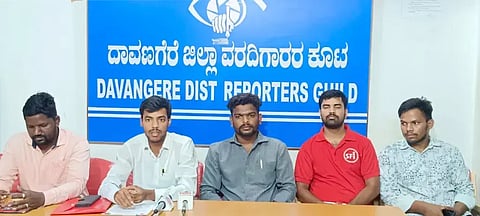  ದಾವಣಗೆರೆಯಲ್ಲಿ ಮಂಗಳವಾರ ಸುದ್ದಿಗೋಷ್ಠಿಯಲ್ಲಿ ಎಸ್‌ಎಫ್‌ಐನ ರಾಜ್ಯ ಉಪಾಧ್ಯಕ್ಷ ಎಸ್.ಬಸವರಾಜ, ದೊಡ್ಡ ಬಸವರಾಜ ಗುಳೆದಾಳ, ಅನಂತರಾಜ್, ಎನ್.ಕೃಷ್ಣ  ಇದ್ದರು. 
