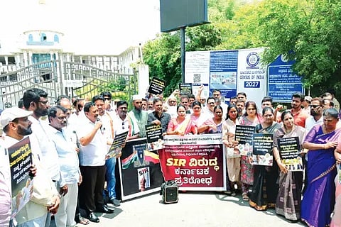 ಎಸ್‌ಐಆರ್ ವಿರೋಧಿಸಿ ಎಸ್‌ಐಆರ್ ವಿರೋಧಿ ಜಾತ್ಯತೀತ ಪಕ್ಷಗಳು ಹಾಗೂ ಜನಪರ ಸಂಘಟನೆಗಳ ಒಕ್ಕೂಟ ಕರ್ನಾಟಕ ಸಹಯೋಗದಲ್ಲಿ ಶನಿವಾರ ದಾವಣಗೆರೆ ಜಿಲ್ಲಾಡಳಿತ ಭವನದ ಎದುರು ಪ್ರತಿಭಟನೆ ನಡೆಸಲಾಯಿತು. ಅನೀಸ್ ಪಾಷಾ, ದಿನೇಶ್ ಕೆ ಶೆಟ್ಟಿ, ದಾದಾಪೀರ್ ನವಿಲೇಹಾಳ್, ಅಪ್ಸರ್ ಕೊಡ್ಲಿಪೇಟೆ, ಅನಿತಾಬಾಯಿ ಮಾಲತೇಶ್, ರಾಜೇಶ್ವರಿ, ಕವಿತಾ, ದಾಕ್ಷಾಯಣಮ್ಮ ಇತರರಿದ್ದರು. 