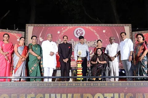  ದಾವಣಗೆರೆಯ ಸೋಮೇಶ್ವರ ವಿದ್ಯಾಲಯದ ಆವರಣದಲ್ಲಿ ಶನಿವಾರ ಹಮ್ಮಿಕೊಂಡಿದ್ದ ಸೋಮೇಶ್ವರೋತ್ಸವದ ಉದ್ಘಾಟನಾ ಕಾರ್ಯಕ್ರಮದಲ್ಲಿ ಗಜೇಂದ್ರಗಡದ ಸಹ ಪ್ರಾಧ್ಯಾಪಕ ಕೆ.ಸಿದ್ದೇಶ್, ಡಾ.ಎ.ಎಚ್. ಶಿವಯೋಗಿಸ್ವಾಮಿ, ಎಚ್.ಆರ್. ಅಶೋಕ ರೆಡ್ಡಿ, ಕೆ.ಎಂ. ಸುರೇಶ್, ಶ್ರೀದೇವಿ ಸಿದ್ದೇಶ್ ಇತರರಿದ್ದರು. 