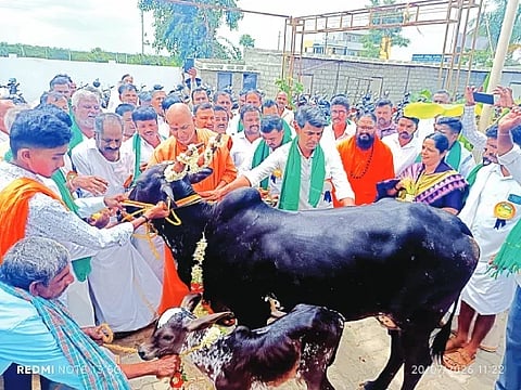  ಹಿರೇತೊಗಲೇರಿಯಲ್ಲಿ ಸೋಮವಾರ ಹಮ್ಮಿಕೊಂಡಿದ್ದ ಸಾವಯವ ರೈತರ ಸಮ್ಮೇಳನದಲ್ಲಿ ಕೊಲ್ಲಾಪುರದ ಕನ್ಹೇರಿ ಸಿದ್ಧಗಿರಿ ಮಠದ ಅದೃಶ್ಯ ಕಾಡಸಿದ್ದೇಶ್ವರ ಸ್ವಾಮೀಜಿ ಗೋವನ್ನು ಪೂಜಿಸಿದರು. 