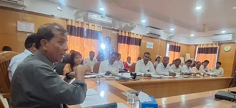 ಡಿಸಿ ಜಿ.ಎಂ.ಗಂಗಾಧರಸ್ವಾಮಿ ಅಧ್ಯಕ್ಷತೆಯಲ್ಲಿ ದಾವಣಗೆರೆ ಜಿಲ್ಲಾಧಿಕಾರಿ ಕಚೇರಿಯಲ್ಲಿ ಮಂಗಳವಾರ ಹಮ್ಮಿಕೊಂಡಿದ್ದ ಜಿಲ್ಲಾ ಟಾಸ್ಕ್‌ಫೋರ್ಸ್ ಸಭೆಯಲ್ಲಿ  ಅಧಿಕಾರಿಗಳಿದ್ದರು. 