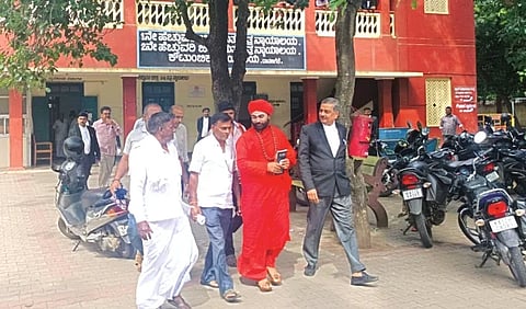 ದಾವಣಗೆರೆಯ ವಿಶೇಷ ಪೋಕ್ಸೋ ನ್ಯಾಯಾಲಯದಲ್ಲಿ ಮಂಗಳವಾರ, ಜಾಮೀನು ಪ್ರಕ್ರಿಯೆ ಪೂರ್ಣಗೊಳಿಸಿದ ವಚನಾನಂದ ಸ್ವಾಮೀಜಿ ಹೊರಬರುವಾಗ ಅವರೊಂದಿಗೆ ವಕೀಲ ಎಸ್.ವಿ. ಪಾಟೀಲ್, ಸಮಾಜದ ಮುಖಂಡರಿದ್ದರು. 