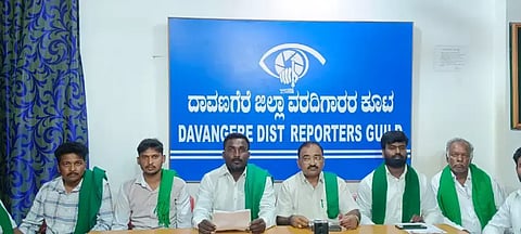 ದಾವಣಗೆರೆಯಲ್ಲಿ ಮಂಗಳವಾರ ಸುದ್ದಿಗೋಷ್ಠಿಯಲ್ಲಿ ರಾಜ್ಯ ರೈತ ಸಂಘ ಮತ್ತು ಹಸಿರು ಸೇನೆ ಅಧ್ಯಕ್ಷ ವಾಸುದೇವ ಮೇಟಿ, ಜಿಲ್ಲಾಧ್ಯಕ್ಷ ಗುಮ್ಮನೂರು ಬಸವರಾಜ್, ಕೆಂಚಮ್ಮನಹಳ್ಳಿ ಹನುಮಂತಪ್ಪ, ಭರಮಸಮುದ್ರ ಕುಮಾರ್ ಇತರರಿದ್ದರು. 