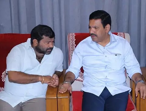 ದಾವಣಗೆರೆಯಲ್ಲಿ ಬಿಜೆಪಿ ಅಭ್ಯರ್ಥಿ ಶ್ರೀನಿವಾಸ ದಾಸಕರಿಯಪ್ಪ ಅವರ ನಿವಾಸಕ್ಕೆ ಮಂಗಳವಾರ ಭೇಟಿ ನೀಡಿದ ಬಿಜೆಪಿ ರಾಜ್ಯಾಧ್ಯಕ್ಷ ಬಿ.ವೈ.ವಿಜಯೇಂದ್ರ ಧೈರ್ಯ ತುಂಬಿದರು. 