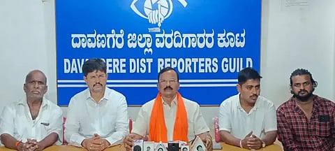 ದಾವಣಗೆರೆಯಲ್ಲಿ ಮಂಗಳವಾರ ಸುದ್ದಿಗೋಷ್ಠಿ ನಡೆಸಿದ ಬಿಜೆಪಿ ನಿಕಟಪೂರ್ವ ಜಿಲ್ಲಾಧ್ಯಕ್ಷ ಯಶವಂತರಾವ್ ಜಾಧವ್ ಜತೆ ರಾಜನಹಳ್ಳಿ ಶಿವಕುಮಾರ್, ಟಿಂಕರ್ ಮಂಜಣ್ಣ, ಶಿವನಗೌಡ ಪಾಟೀಲ್ ಇದ್ದರು. 