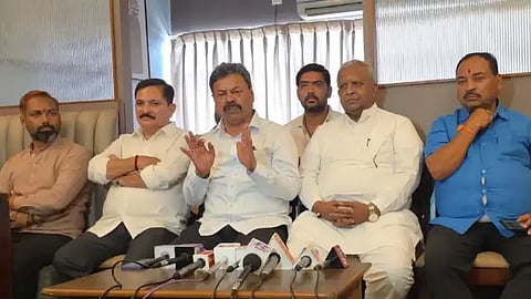 ಅಭಿಮಾನೋತ್ಸವ ಕಾರ್ಯಕ್ರಮದ ಸಿದ್ಧತೆ ಕುರಿತು ದಾವಣಗೆರೆಯಲ್ಲಿ ಸುದ್ದಿಗೋಷ್ಠಿಯಲ್ಲಿ ಮಾಜಿ ಸಚಿವ ಎಂ.ಪಿ. ರೇಣುಕಾಚಾರ್ಯ ಮಾಹಿತಿ ನೀಡಿದರು. ಮುಖಂಡರಾದ ಬಿ.ಜಿ. ಅಜಯಕುಮಾರ್, ಡಾ. ಎ.ಎಚ್. ಶಿವಯೋಗಿಸ್ವಾಮಿ, ಎಂ.ಬಸವರಾಜನಾಯ್ಕ ಇದ್ದರು. 