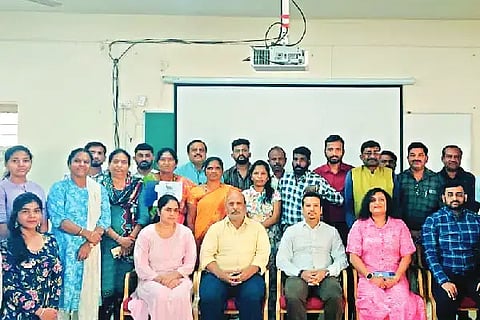 ದಾವಣಗೆರೆ ವಿಶ್ವವಿದ್ಯಾನಿಲಯದ ಪತ್ರಿಕೋದ್ಯಮ ವಿಭಾಗದಲ್ಲಿ ಗುರುವಾರ ಹಮ್ಮಿಕೊಂಡಿದ್ದ ಎರಡು ದಿನಗಳ ಮಕ್ಕಳ ಸಮಸ್ಯೆ ವರದಿಗಾರಿಕೆ ಕುರಿತ ಪತ್ರಕರ್ತರ ಪುನರ್ಮನನ ಕಾರ್ಯಾಗಾರದಲ್ಲಿ ಪ್ರೊಸುನ್ ಸೇನ್, ಪ್ರೊ.ಎಂ.ಎಸ್. ಸಪ್ನಾ, ಡಾ. ಶಿವಕುಮಾರ ಕಣಸೋಗಿ ಹಾಗೂ ಶಿಬಿರಾರ್ಥಿಗಳಿದ್ದರು.Workshop