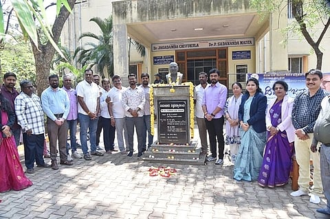  ತುಮಕೂರು ವಿಶ್ವವಿದ್ಯಾಲಯದಲ್ಲಿ ಹಮ್ಮಿಕೊಂಡಿದ್ದ ಡಿವಿಜಿ ಜನ್ಮದಿನ ಕಾರ್ಯಕ್ರಮದಲ್ಲಿ ನಾಹಿದಾ ಜಮ್​ ಜಮ್​, ಕೆ.ವಿ.ಸಿಬಂತಿ ಪದ್ಮನಾಭ, ಎಲ್​. ಯೋಗೇಶ್​, ಡಿವಿಜಿ ಪ್ರೊ. ಡಾ. ಅಣ್ಣಮ್ಮ, ಡಾ. ಜಿ. ದಾಕ್ಷಾಯಿಣಿ, ಟಿ.ಇ. ರಘುರಾಮ್​  ಮತ್ತಿತರರು ಇದ್ದರು. 