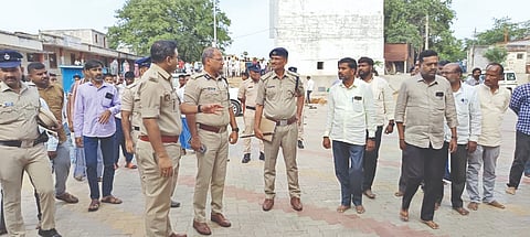 ಮುದ್ದೇಬಿಹಾಳ ತಾಲೂಕಿನ ಬಸರಕೋಡ ಗ್ರಾಮದಲ್ಲಿ ಜು. 6ರಂದು ಪವಾಡ ಬಸವೇಶ್ವರ ದೇವಸ್ಥಾನದಲ್ಲಿ ಬೆಳ್ಳಿ ಮೂರ್ತಿ ಕಳ್ಳತನ ಹಿನ್ನೆಲೆ ದೇವಸ್ಥಾನಕ್ಕೆ ಬೆಳಗಾವಿ ಉತ್ತರ ವಲಯದ ಐಜಿಪಿ ಸಂದೀಪ ಪಾಟೀಲ, ವಿಜಯಪುರ ಎಸ್‌ಪಿ ಲಕ್ಷ್ಮಣ ನಿಂಬರಗಿ, ಬಸವನ ಬಾಗೇವಾಡಿ ಡಿವೈಎಸ್‌ಪಿ ಚಂದ್ರಕಾಂತ ನಂದರೆಡ್ಡಿ, ಮುದ್ದೇಬಿಹಾಳ ಸಿಪಿಐ ಮಹಮ್ಮದ ಸಿಯುದ್ದಿನ್, ಕ್ರೈಂ ಪಿಎಸ್‌ಐ ಆರ್.ಎಸ್. ಭಂಗಿ ಭೇಟಿ ನೀಡಿ ಸ್ಥಳ ಪರಿಶೀಲಿಸಿದರು.