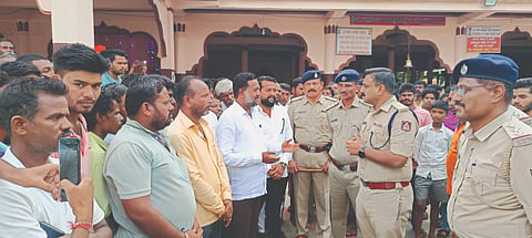 ಬಸರಕೋಡ ಗ್ರಾಮದ ಶ್ರೀ ಪವಾಡ ಬಸವೇಶ್ವರ ದೇವಸ್ಥಾನದಲ್ಲಿ ಬೆಳ್ಳಿ ಮೂರ್ತಿ ಕಳ್ಳತನ  ಹಿನ್ನೆಲೆಯಲ್ಲಿ ದೇವಸ್ಥಾನಕ್ಕೆ ಬುಧವಾರ ಎಸ್ಪಿ ಲಕ್ಷ್ಮಣ ನಿಂಬರಗಿ ಭೇಟಿ ನೀಡಿ ಸ್ಥಳ ಪರಿಶೀಲಿಸಿದರು. ಬಾಗೇವಾಡಿ ಡಿವೈಎಸ್ಪಿ ಚಂದ್ರಕಾಂತ ನಂದರೆಡ್ಡಿ, ಮುದ್ದೇಬಿಹಾಳ  ಸಿಪಿಐ ಮೊಹಮ್ಮದ್ ಫಸಿಯುದ್ದಿನ್, ಪಿಎಸ್‌ಐ ಸಂಜಯ ತಿಪ್ಪಾರೆಡ್ಡಿ ಹಾಗೂ ಬಾಗೇವಾಡಿ ಸಿಪಿಐ ಗುರುಶಾಂತ ದಾಸ್ಯಳ ಮತ್ತಿತರರಿದ್ದರು.