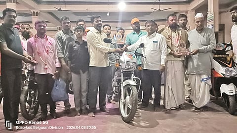 ಢವಳಗಿ ಸಮೀಪದ ಬಸರಕೋಡ ಗ್ರಾಮದ ಪವಾಡ ಬಸವೇಶ್ವರ ಜಾತ್ರೆ ಮಹೋತ್ಸವ ನಿಮಿತ್ತ ಜೋಡೆತ್ತುಗಳಿಂದ ರಾಜ್ಯಮಟ್ಟದ ತೆರದ ಬಂಡಿ ಸ್ಪರ್ಧೆಯಲ್ಲಿ ಪ್ರಥಮ ಸ್ಥಾನ ಪಡೆದ ಬನಶಂಕರಿ ದೇವಿ ಪ್ರಸನ್ನ ಅವರಿಗೆ ಬೈಕ್ ವಿತರಿಸಲಾಯಿತು. ಜಾತ್ರೆ ಕಮಿಟಿ ಅಧ್ಯಕ್ಷ, ಸದಸ್ಯರು ಇದ್ದರು.