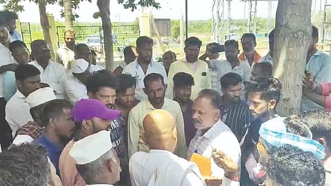 ಢವಳಗಿ ಗ್ರಾಮದಲ್ಲಿರುವ 33 ಕೆವಿ ವಿದ್ಯುತ್ ವಿತರಣಾ ಕೇಂದ್ರದಿಂದ ಅಸಮರ್ಪಕ ವಿದ್ಯುತ್ ನೀಡುವ ಪರಿಣಾಮವಾಗಿ ರೈತರು ಢವಳಗಿ ವಿದ್ಯುತ್ ಕೇಂದ್ರದಿಂದ ಹೊರಹೋಗುವ ಎಲ್ಲಾ ವಿದ್ಯುತ್ ಸಂಪರ್ಕವನ್ನು ಕೆಲವು ಗಂಟೆ ಬಂದ್ ಮಾಡಿ ಪ್ರತಿಭಟಿಸಿದರು.