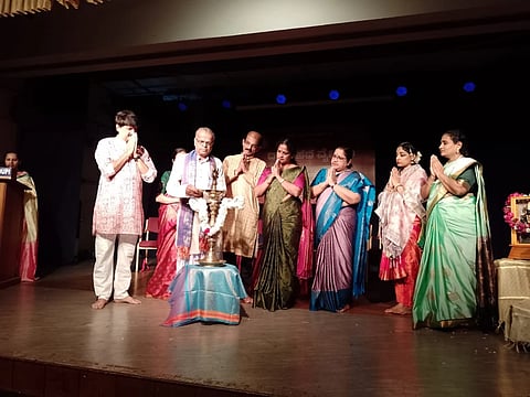ಉಡುಪಿಯಲ್ಲಿ ಹೆಜ್ಜೆ ಗೆಜ್ಜೆ ಫೌಂಡೇಷನ್​ ವತಿಯಿಂದ ಆಯೋಜಿಸಿದ್ದ ದಾಸ&ಪದ&ವೈಭವಂ ಸಮಾರೋಪ ಸಮಾರಂಭವನ್ನು ಮದ್ದೂರು ಪಿ. ಬಾಲಸುಬ್ರಹ್ಮಣ್ಯಂ ಉದ್ಘಾಟಿಸಿದರು. ಶ್ರೀಧರ್​ ಹೊಳ್ಳ, ಪ್ರತಿಮಾ ಶ್ರೀಧರ್​, ಸುಧೀರ್​ ರಾವ್​, ಲಕ್ಷ್ಮೀ ಗುರುರಾಜ್​, ಗೌರಿ ಸಾಗರ್​, ಯಶಾ ರಾಮಕೃಷ್ಣ ಇದ್ದರು.