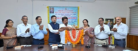 ಉಡುಪಿಯಲ್ಲಿ ಆಯೋಜಿಸಿದ್ದ ದೇವರ ದಾಸಿಮಯ್ಯ ಜಯಂತಿಯನ್ನು ಎಂ.ಎ. ಗಫೂರ್​ ಉದ್ಘಾಟಿಸಿದರು. ಅಬೀದ್​ ಗದ್ಯಾಳ, ಶೋಭಾ ಹರಿಪ್ರಸಾದ್​, ರವಿ ಶೆಟ್ಟಿಗಾರ್​, ಪೂರ್ಣಿಮಾ, ಗಿರೀಶ್​ ಶೆಟ್ಟಿಗಾರ್​ ವಿಟ್ಲ, ಡಾ.ವೆಂಕಟರಾಯ್​ ಶೆಟ್ಟಿಗಾರ್​, ಜಯರಾಮ ಶೆಟ್ಟಿಗಾರ್​ ಇದ್ದರು.