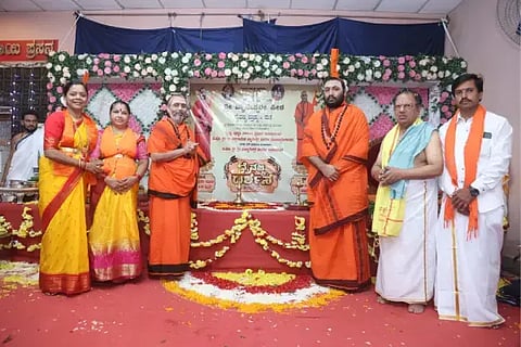 ಶಿರಸಿ ತಾಲೂಕು ಬನವಾಸಿಯಲ್ಲಿ (Daivajna Darshana) ದೈವಜ್ಞ ದರ್ಶನದಲ್ಲಿ ಕರ್ಕಿ ಮಠದ ಶ್ರೀ ಸಚ್ಚಿದಾನಂದ ಜ್ಞಾನೇಶ್ವರ ಭಾರತೀ ಸ್ವಾಮೀಜಿ ಪಾಲ್ಗೊಂಡರು. ಶ್ರೀ ಸುಜ್ಞಾನೇಶ್ವರ ಭಾರತೀ ಮಹಾಸ್ವಾಮಿ, ಶಾಂತಲಾ ಕಾನಳ್ಳಿ, ಪ್ರಭಾಕರ ವೆರ್ಣೇಕರ್ ಇತರರಿದ್ದರು.