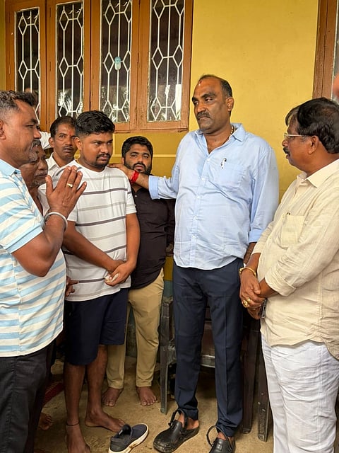 ಬ್ರಹ್ಮಾವರದಲ್ಲಿ ತಲೆಯ ಮೇಲೆ ತೆಂಗಿನಕಾಯಿ ಬಿದ್ದು ಮೃತಪಟ್ಟ ದಕ್ಷ್​ ಪೂಜಾರಿ ಕುಟುಂಬಕ್ಕೆ ಯಶ್​ಪಾಲ್​ ಸುವರ್ಣ ಸಾಂತ್ವನ ಹೇಳಿದರು. ಬಿ.ಎನ್​. ಶಂಕರ್​ ಪೂಜಾರಿ, ಮಹೇಶ್​ ಕೋಟ್ಯಾನ್​, ಪ್ರಥ್ವಿರಾಜ್​ ಶೆಟ್ಟಿ ಬಿಲ್ಲಾಡಿ, ಸುಶಾಂತ್​ ಪೂಜಾರಿ, ರಾಜು ಪೂಜಾರಿ ಉಪ್ಪೂರು, ನಿತ್ಯಾನಂದ ಪೂಜಾರಿ ಚಾಂತಾರು,  ಗೌತಮ್​ ಅಗ್ರಹಾರ, ಮಹೇಂದ್ರ ನೀಲಾವರ, ಮಿಥುನ್​ ಅಮೀನ್​, ಗಿರಿಧರ್​ ಚಾಂತಾರು, ಸಂತೋಷ್​ ಜತ್ತನ್​ ಇತರರಿದ್ದರು.