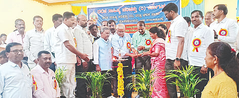 ಹೊಳೆನರಸೀಪುರ ಪಟ್ಟಣದ ಶಿಕ್ಷಕರ ಭವನದಲ್ಲಿ  ದಲಿತ ಸಾಹಿತ್ಯ ಪರಿಷತ್‌ನ ತಾಲೂಕು ಘಟಕದ ಪದಗ್ರಹಣ ಸಮಾರಂಭ ಜರುಗಿತು.  ಸುಬ್ಬು ಹೊಲೆಯಾರ್, ಡಾ. ಅರ್ಜುನ್ ಗೋಳಸಂಗಿ,  ಹೆತ್ತೂರ್ ನಾಗರಾಜ್, ಡಿ.ಕೆ.ವಸಂತಯ್ಯ, ಡಿ.ಕೆ. ಕುಮಾರಯ್ಯ, ಎಚ್.ಟಿ.ಲಕ್ಷ್ಮಣ್ ಇತರರು ಇದ್ದರು. 