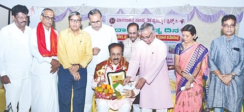  ಕಲಬುರಗಿಯ ದಾಸ ಸಾಹಿತ್ಯ ಸಾಸ್ಕೃತಿಕ ಪ್ರತಿಷ್ಠಾನ ಟ್ರಸ್ಟ್​ ಇತ್ತೀಚಿಗೆ ಆಯೋಜಿಸಿದ್ದ ಶ್ರೀಪಾದರಾಜರ ಆರಾಧನಾ ನಿಮಿತ್ತ ದಾಸ ಸಾಹಿತ್ಯ ದಿನಾಚರಣೆ ಸಮಾರಂಭದಲ್ಲಿ ಡಾ.ಸ್ವಾಮಿರಾವ್​ ಕುಲಕರ್ಣಿ, ಲಿಂಗರಾಜ ಅಪ್ಪ, ಡಾ.ಶ್ರೀನಿವಾಸ ಸಿರನೂರಕರ್​, ವ್ಯಾಸರಾಜ ಸಂತೇಕೆಲ್ಲೂರ್​, ಕೆ.ಪಿ.ಗಿರಿಧರ, ನಾರಾಯಣ ಕುಲಕರ್ಣಿ ಇತರರಿದ್ದರು.