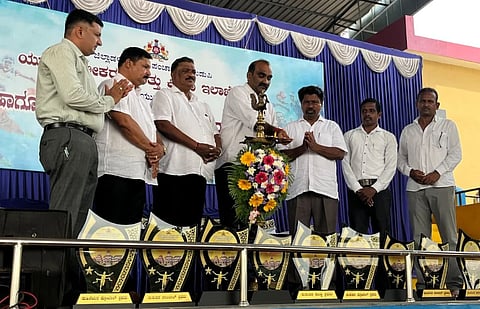 ಉಡುಪಿಯ ಜಿಲ್ಲಾ ಕ್ರೀಡಾಂಗಣದಲ್ಲಿ ಆಯೋಜಿಸಿದ್ದ ಉಡುಪಿ ಮತ್ತು ಬ್ರಹ್ಮಾವರ ತಾಲೂಕಿನ ದಸರಾ ಕ್ರೀಡಾಕೂಟವನ್ನು ಯಶ್​ಪಾಲ್ ಸುವರ್ಣ ಉದ್ಘಾಟಿಸಿದರು. ಎಂ.ಎ. ಗಪೂರ್,  ದಿನಕರ್ ಶೆಟ್ಟಿ ಹೇರೂರು, ರಮೇಶ್ ಕಾಂಚನ್, ಡಾ. ರೋಶನ್ ಶೆಟ್ಟಿ ಇದ್ದರು.