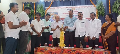 ಮಂಡ್ಯದಲ್ಲಿ ಆಯೋಜಿಸಿದ್ದ ದೇವರ ದಾಸಿಮಯ್ಯ ಜಯಂತಿ ಕಾರ್ಯಕ್ರಮವನ್ನು ಕೈಮಗ್ಗ ಮತ್ತು ಅಭಿವೃದ್ಧಿ ನಿಗಮದ ಅಧ್ಯಕ್ಷ ನಾಗೇಂದ್ರಕುಮಾರ್ ಉದ್ಘಾಟಿಸಿದರು.