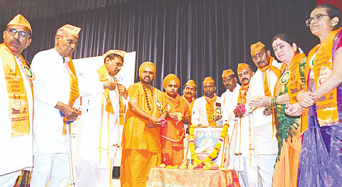ಕಲಬುರಗಿ ಡಾ.ಎಸ್​.ಎಂ. ಪಂಡಿತ್​ ರಂಗಮಂದಿರದಲ್ಲಿ ಸೋಮವಾರ ಆಯೋಜಿಸಿದ್ದ ಶ್ರೀ ದೇವರ ದಾಸೀಮಯ್ಯ ಜಯಂತಿ ಕಾರ್ಯಕ್ರಮದಲ್ಲಿ ಮೃತ್ಯುಂಜಯ ಮಹಾಸ್ವಾಮೀಜಿ, ಶಾಸಕ ಅಲ್ಲಮಪ್ರಭು ಪಾಟೀಲ್​, ಎಂ.ಡಿ. ಲಕ್ಷ್ಮಿ, ಡಾ.ಕರುಣಾ ಜಮದರಖಾನಿ, ಚಂದ್ರಶೇಖರ ಸುಲ್ತಾನಪೂರ್​, ರುಕ್ಮಿಣಿ ಸಂಗಾ, ಜಗದೀಶ್ವರಿ ನಾಸಿ ಇತರರಿದ್ದರು.