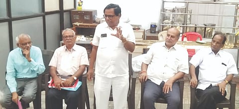 ಕಲಬುರಗಿ ಶರಣಬಸವೇಶ್ವರ ದಾಸೋಹ ಮಹಾಮನೆಯಲ್ಲಿ ಭಾನುವಾರ ಕರೆದಿದ್ದ ಕಕ ಹೋರಾಟ ಸಮಿತಿ ಕೋರ್​ ಕಮಿಟಿ ಸಭೆಯಲ್ಲಿ ಲಕ್ಷಣ ದಸ್ತಿ ಮಾತನಾಡಿದರು. ಬಸವರಾಜ ದೇಶಮುಖ, ಪ್ರೊ.ಆರ್​.ಕೆ.ಹುಡುಗಿ, ಬಸವರಾಜ ಕುಮ್ನೂರ ಇತರರಿದ್ದರು.