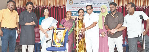 ಕಲಬುರಗಿ ಸರ್ಕಾರಿ ಮಹಾವಿದ್ಯಾಲಯ (ಸ್ವಾಯತ್ತ)ದಲ್ಲಿ ಮಂಗಳವಾರ ಆಯೋಜಿಸಿದ್ದ 371(ಜೆ) ದಶಮಾನದ ಅವಲೋಕನ ಕಾರ್ಯಾಗಾರವನ್ನು ಹೋರಾಟಗಾರ ಲಕ್ಷ$್ಮಣ ದಸ್ತಿ ಉದ್ಘಾಟಿಸಿದರು. ಡಾ.ಇಂದುಮತಿ ಪಾಟೀಲ್​, ಕೆ.ನೀಲಾ, ಡಾ.ಮೀನಾಕ್ಷಿ ಬಾಳಿ, ಶಿವಶರಣಪ್ಪ ಮುಳೆಗಾಂವ್​, ಡಾ.ರಜಾಕ್​ ಉಸ್ತಾದ್​, ಡಾ.ನಾಗಪ್ಪ ಗೋಗಿ, ಡಾ.ಶ್ರೀಮಂತ ಹೋಳ್ಕರ್​ ಇತರರಿದ್ದರು.