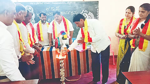 ಚಿತ್ರ 9ಎಸ್ ಎಸ್ 1  ಸಂಪಾಜೆ ಸಣ್ಣಯ್ಯ ಪಟೇಲ್ ಮತ್ತು ದಿವಂಗತ ವಿ.ಎಸ್ ರಾಮಕೃಷ್ಣ ದತ್ತಿ ಉಪನ್ಯಾಸ ಕಾರ್ಯಕ್ರಮ ಎನ್. ವೈ. ಧರ್ಮಪ್ಪ ಉದ್ಘಾಟಿಸಿದರು.  ಕೇಶವ ಕಾಮತ್,  ಮುನೀರ್ ಅಹಮ್ಮದ್ ಮುಂತಾದವರು ಇದ್ದಾರೆ.