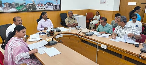 ಮಂಡ್ಯದಲ್ಲಿ ಜಿಲ್ಲಾಧಿಕಾರಿ ಡಾ.ಕುಮಾರ ಅಧ್ಯಕ್ಷತೆಯಲ್ಲಿ ಜನನ ಮತ್ತು ಮರಣ ಕುರಿತ ಜಿಲ್ಲಾಮಟ್ಟದ ಸಮನ್ವಯ ಸಮಿತಿ ಸಭೆ ಆಯೋಜಿಸಲಾಗಿತ್ತು. 