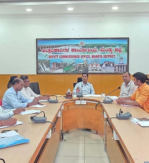 ಮಂಡ್ಯದಲ್ಲಿ ಆಯೋಜಿಸಿದ್ದ ಸಭೆಯಲ್ಲಿ ಜಿಲ್ಲಾಧಿಕಾರಿ ಡಾ.ಕುಮಾರ ಮಾತನಾಡಿದರು.