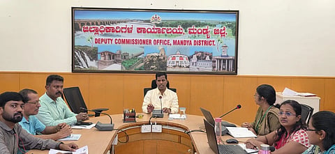 ಮಂಡ್ಯ ನಗರದಲ್ಲಿ ಆಯೋಜಿಸಿದ್ದ ಜನಗಣತಿ ಪೂರ್ವಭಾವಿ ಸಭೆಯಲ್ಲಿ ಜಿಲ್ಲಾಧಿಕಾರಿ ಡಾ.ಕುಮಾರ ಮಾತನಾಡಿದರು. 