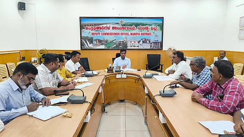 ಮಂಡ್ಯದಲ್ಲಿ ಆಯೋಜಿಸಿದ್ದ ದ್ವಿತೀಯ ಪಿಯುಸಿ ಪೂರಕ ಪರೀಕ್ಷೆ ಪೂರ್ವಭಾವಿ ಸಭೆಯಲ್ಲಿ ಜಿಲ್ಲಾಧಿಕಾರಿ ಡಾ.ಕುಮಾರ ಮಾತನಾಡಿದರು. 