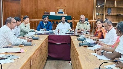 ಮಂಡ್ಯದಲ್ಲಿ ಜಿಲ್ಲಾಧಿಕಾರಿ ಡಾ.ಕುಮಾರ ಅಧ್ಯಕ್ಷತೆಯಲ್ಲಿ ಜಿಲ್ಲಾಮಟ್ಟದ ಕಾರ್ಯಪಡೆ ಸಭೆ ಆಯೋಜಿಸಲಾಗಿತ್ತು. 