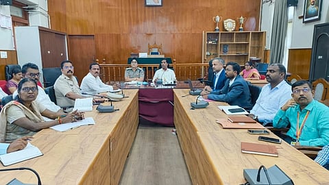 ಮಂಡ್ಯದಲ್ಲಿ ಜಿಲ್ಲಾಧಿಕಾರಿ ಡಾ.ಕುಮಾರ ಅಧ್ಯಕ್ಷತೆಯಲ್ಲಿ ಸಭೆ ಆಯೋಜಿಸಲಾಗಿತ್ತು. 