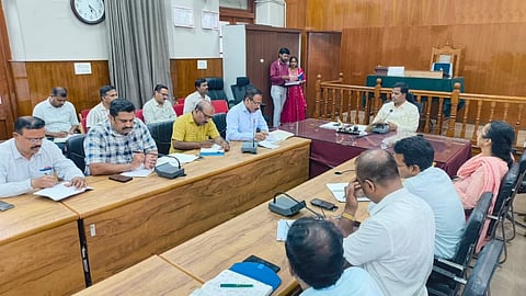 ಮಂಡ್ಯದಲ್ಲಿ ಆಯೋಜಿಸಿದ್ದ ಪ್ರಗತಿ ಪರಿಶೀಲನಾ ಸಭೆಯಲ್ಲಿ ಜಿಲ್ಲಾಧಿಕಾರಿ ಡಾ.ಕುಮಾರ ಮಾತನಾಡಿದರು.