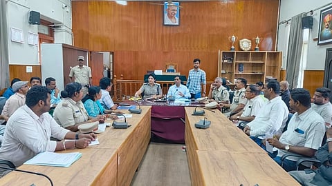 ಮಂಡ್ಯದಲ್ಲಿ ಆಯೋಜಿಸಿದ್ದ ಸಭೆಯಲ್ಲಿ ಜಿಲ್ಲಾಧಿಕಾರಿ ಡಾ.ಕುಮಾರ ಮಾತನಾಡಿದರು. 