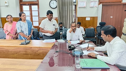 ಮಂಡ್ಯದಲ್ಲಿ ಆಯೋಜಿಸಿದ್ದ ಸಭೆಯಲ್ಲಿ ಜಿಲ್ಲಾಧಿಕಾರಿ ಡಾ.ಕುಮಾರ ಮಾತನಾಡಿದರು. 