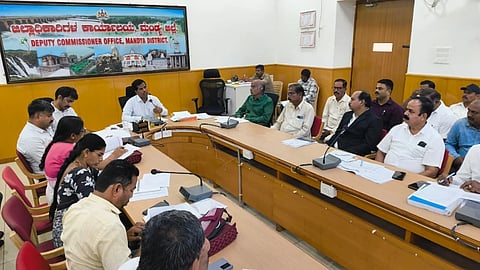 ಮಂಡ್ಯದಲ್ಲಿ ಆಯೋಜಿಸಿದ್ದ ಮತದಾರರ ಪಟ್ಟಿ ಸಮಗ್ರ ಪರಿಷ್ಕರಣೆ ಕುರಿತ ಸಭೆಯಲ್ಲಿ ಜಿಲ್ಲಾಧಿಕಾರಿ ಡಾ.ಕುಮಾರ ಮಾತನಾಡಿದರು. 