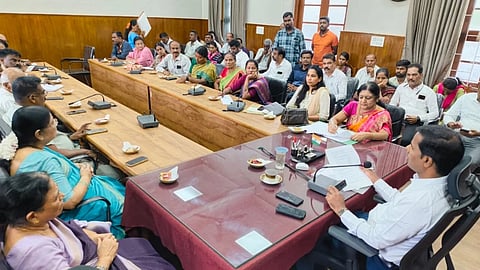 ಮಂಡ್ಯದಲ್ಲಿ ಜಿಲ್ಲಾಧಿಕಾರಿ ಡಾ.ಕುಮಾರ ಅಧ್ಯಕ್ಷತೆಯಲ್ಲಿ ಅಂತಾರಾಷ್ಟ್ರೀಯ ಯೋಗ ದಿನಾಚರಣೆ ಪೂರ್ವಭಾವಿ ಸಭೆ ಆಯೋಜಿಸಲಾಗಿತ್ತು.