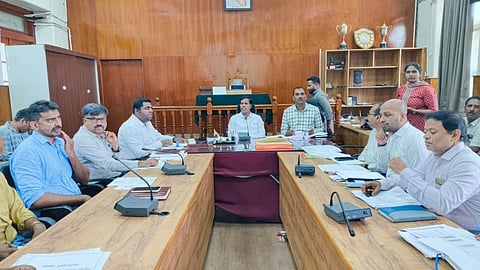 ಮಂಡ್ಯದಲ್ಲಿ ಆಯೋಜಿಸಿದ್ದ ಸಭೆಯಲ್ಲಿ ಜಿಲ್ಲಾಧಿಕಾರಿ ಡಾ.ಕುಮಾರ ಮಾತನಾಡಿದರು. 