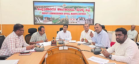 ಮಂಡ್ಯದಲ್ಲಿ ಆಯೋಜಿಸಿದ್ದ ಸಭೆಯಲ್ಲಿ ಜಿಲ್ಲಾಧಿಕಾರಿ ಡಾ.ಕುಮಾರ ಮಾತನಾಡಿದರು. 