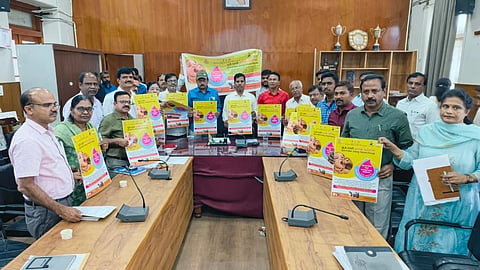 ಮಂಡ್ಯದಲ್ಲಿ ಆಯೋಜಿಸಿದ್ದ ಸಭೆಯಲ್ಲಿ ಪಲ್ಸ್ ಪೋಲಿಯೋ ಲಸಿಕಾ ಕಾರ್ಯಕ್ರಮದ ಫೋಸ್ಟರ್ ಬಿಡುಗಡೆ ಮಾಡಲಾಯಿತು. 