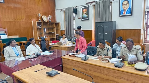 ಮಂಡ್ಯದಲ್ಲಿ ಜಿಲ್ಲಾಧಿಕಾರಿ ಡಾ.ಕುಮಾರ ಅಧ್ಯಕ್ಷತೆಯಲ್ಲಿ ಸಭೆ ಆಯೋಜಿಸಲಾಗಿತ್ತು. 