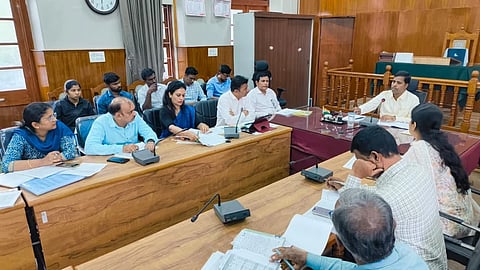 ಮಂಡ್ಯದಲ್ಲಿ ಆಯೋಜಿಸಿದ್ದ ಸಭೆಯಲ್ಲಿ ಜಿಲ್ಲಾಧಿಕಾರಿ ಡಾ.ಕುಮಾರ ಮಾತನಾಡಿದರು.