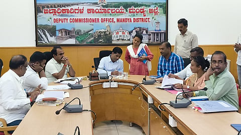 ಮಂಡ್ಯದಲ್ಲಿ ಆಯೋಜಿಸಿದ್ದ ಸಭೆಯಲ್ಲಿ ಜಿಲ್ಲಾಧಿಕಾರಿ ಡಾ.ಕುಮಾರ ಮಾತನಾಡಿದರು.  